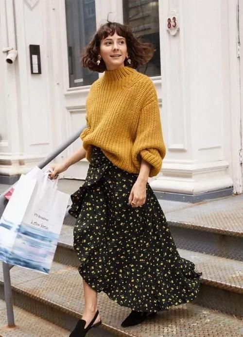 最近火了一种穿法：毛衣+半身裙，照着穿不会出错，温暖整个春天