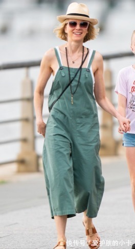 都市丽人|阔腿裤已经失宠了!今秋流行的是“背带裤”,洋气减龄还藏粗腿