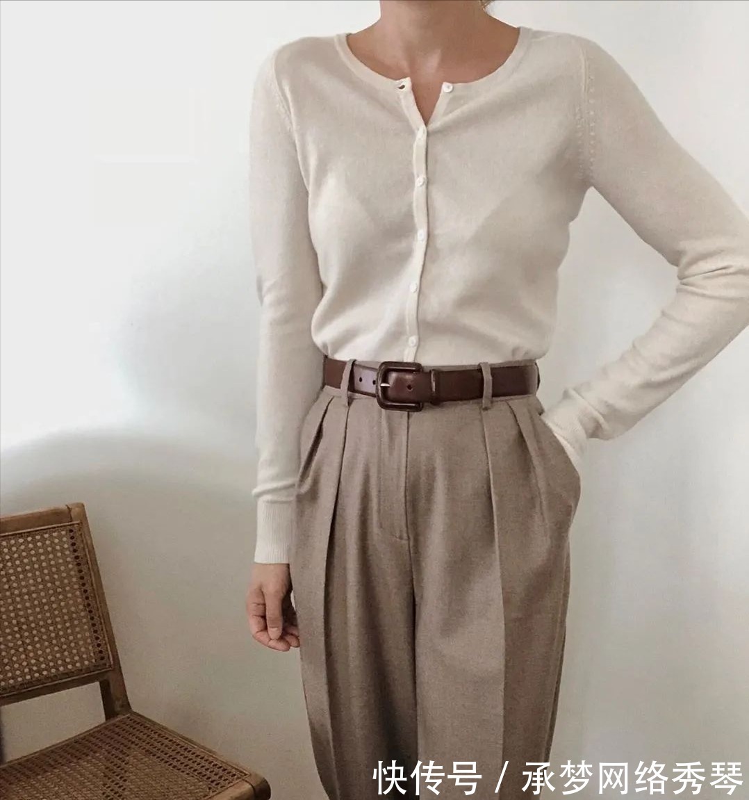 搭配 今秋穿针织开衫+阔腿裤，中年女性穿太合适！