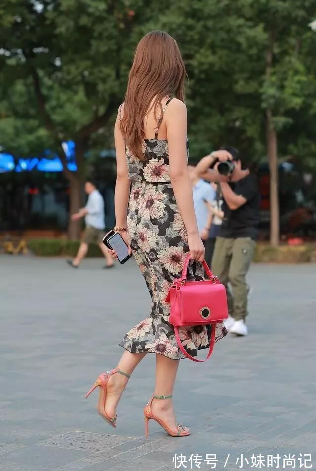 单品 街拍路人,散发出迷人气息的一条单品连衣裙,你值得拥有