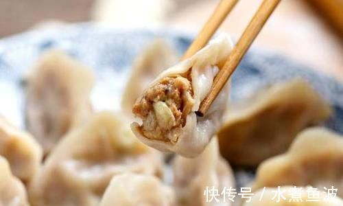 饺子|萝卜做馅时，用盐杀水还是下锅焯水？教你一招，味道更香，不出水