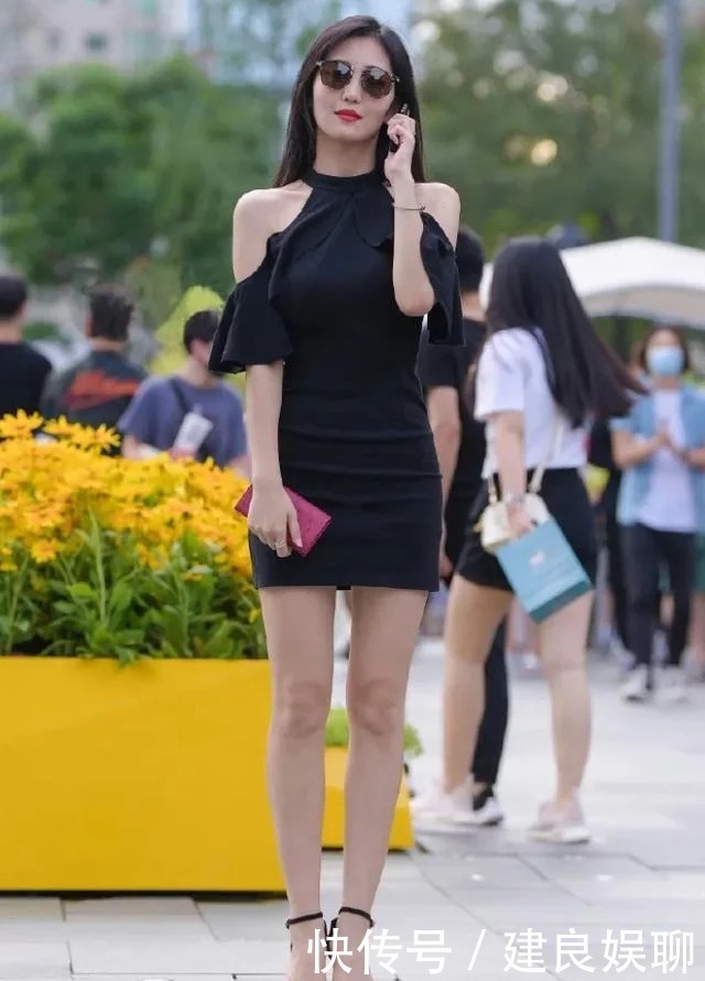 穿搭|黑色时尚连衣裙，搭配同色高跟凉鞋，穿出窈窕好气质的魅力