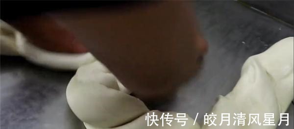 卤汁|临洮小哥卖热凉面,一碗面卤汁浇两遍,有客人开车300公里过来吃!
