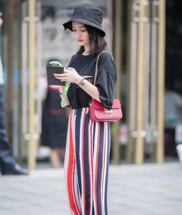 短裤|长发披肩的小姐姐,身穿背心配短裤,凸显青春靓丽气息