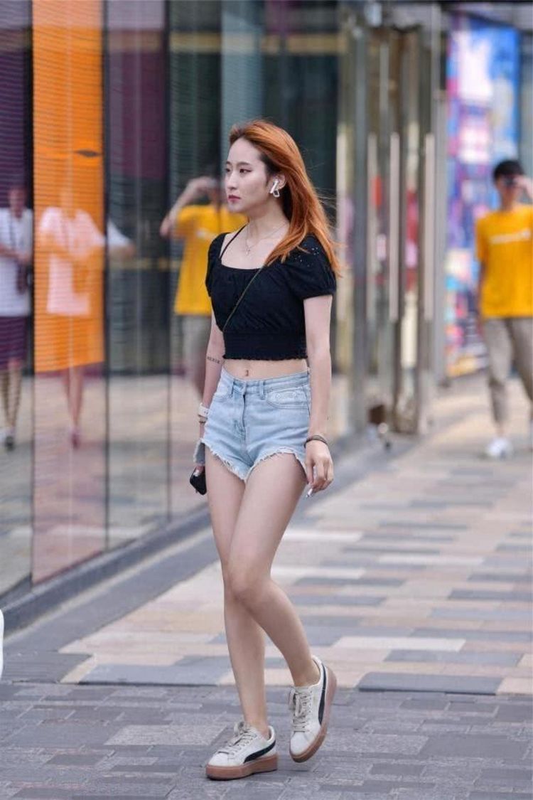 张檬|街拍：时尚靓丽的小姐姐，绿色修身连衣裙穿搭，时尚又