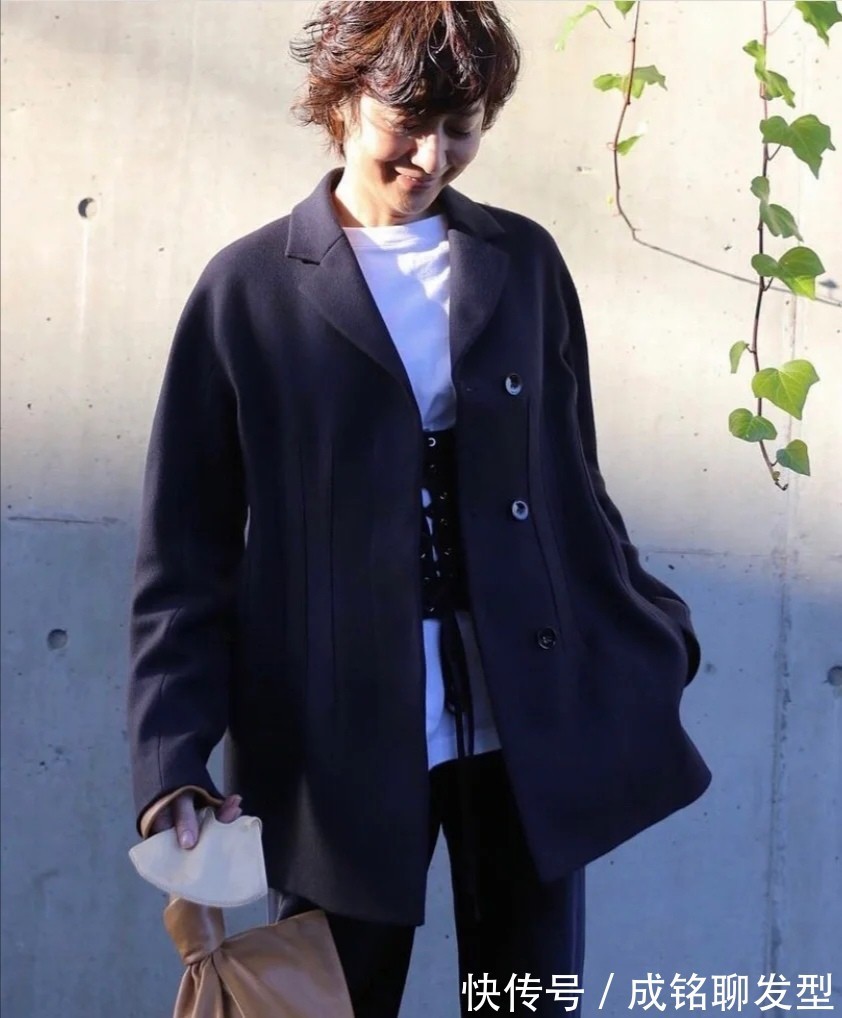 女士 奔六的女人最养眼的打扮!得体大方又有韵味,时尚减龄还有品位