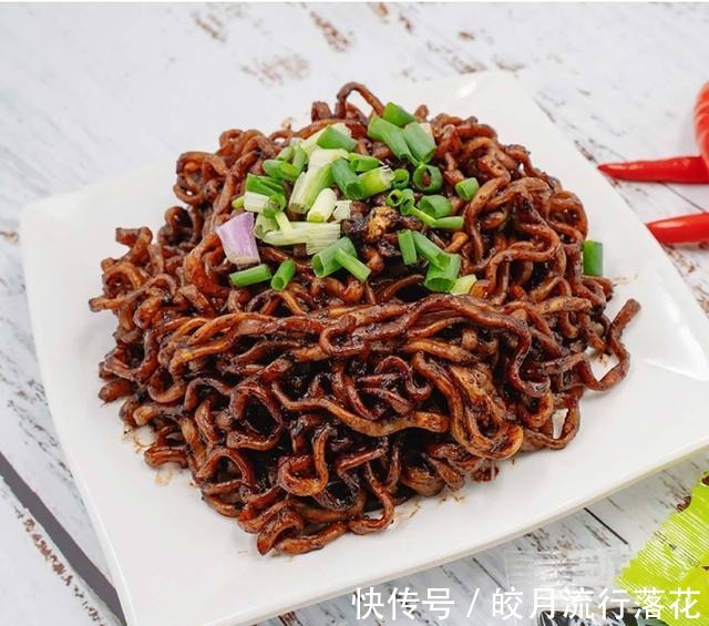 多汁|教你一道炸酱面,经典的味道,筋道的口感,酱香浓郁,美味多汁!