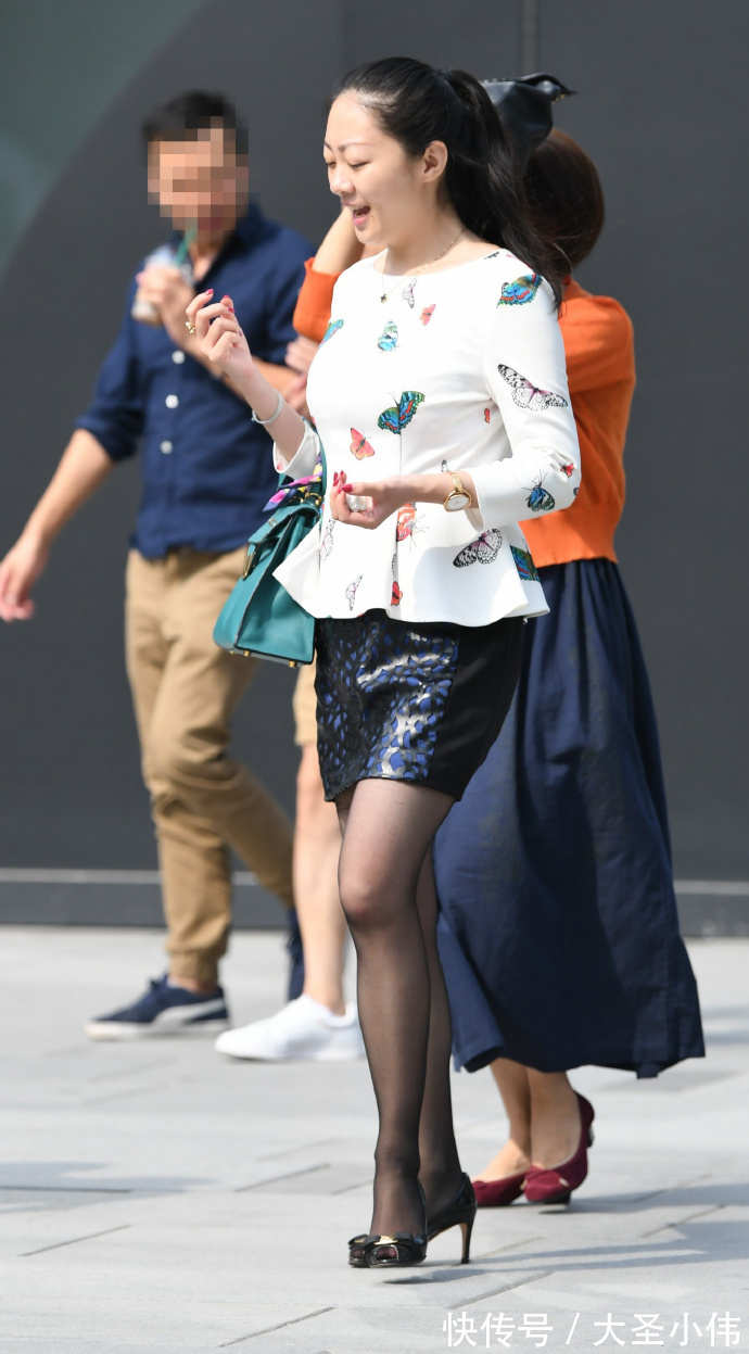 皮裙|美女街拍:超级迷人的“破洞”皮裙,搭配丝袜之后,简直是无敌的存在