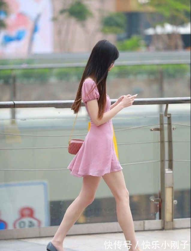 气质 气质小姐姐穿上粉色开领连衣裙,青春甜美,很有时尚气质