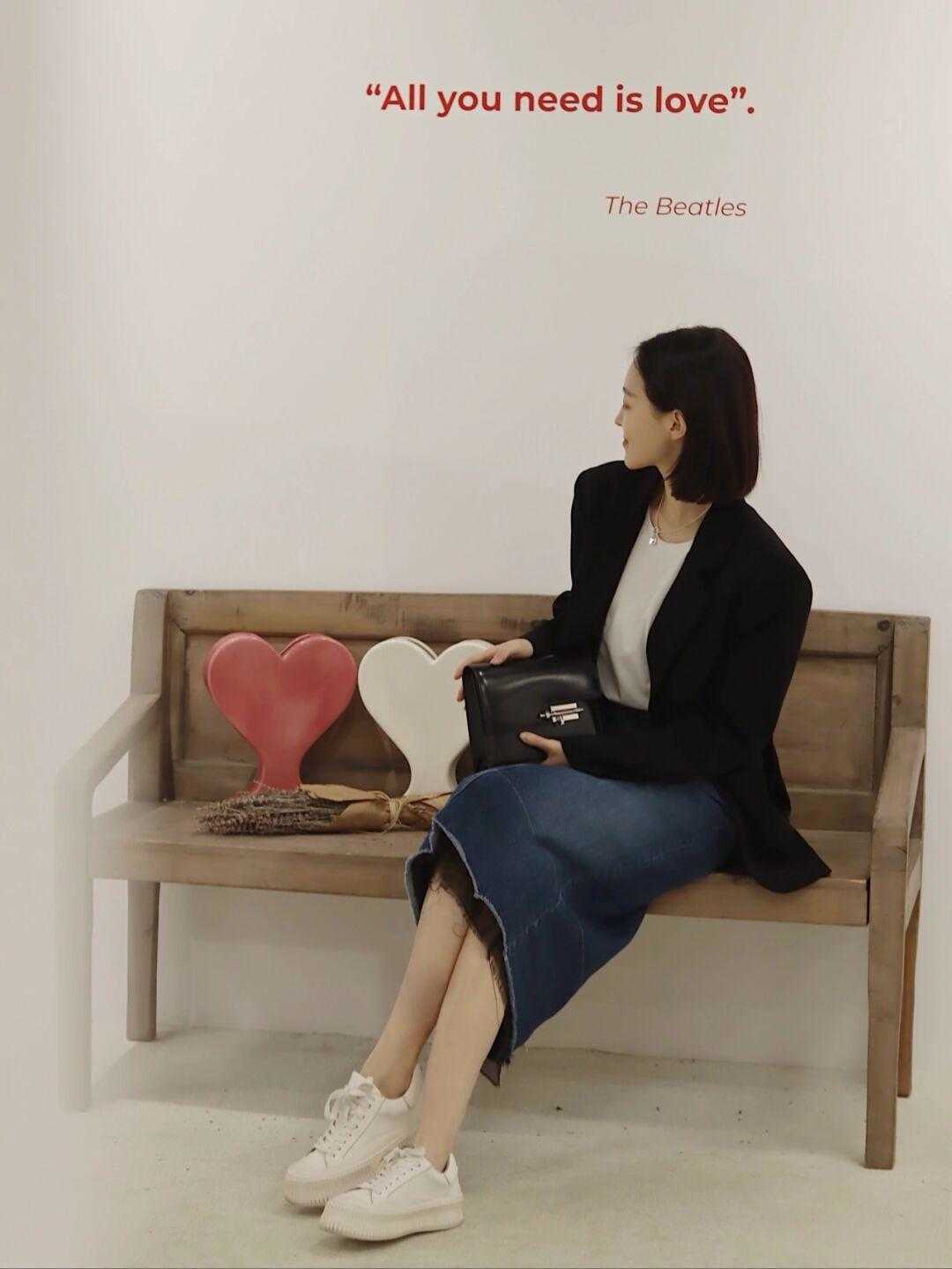 牛仔裙 早春职场怎么穿更洋气?借鉴这几组搭配方式,简约日常又有气场