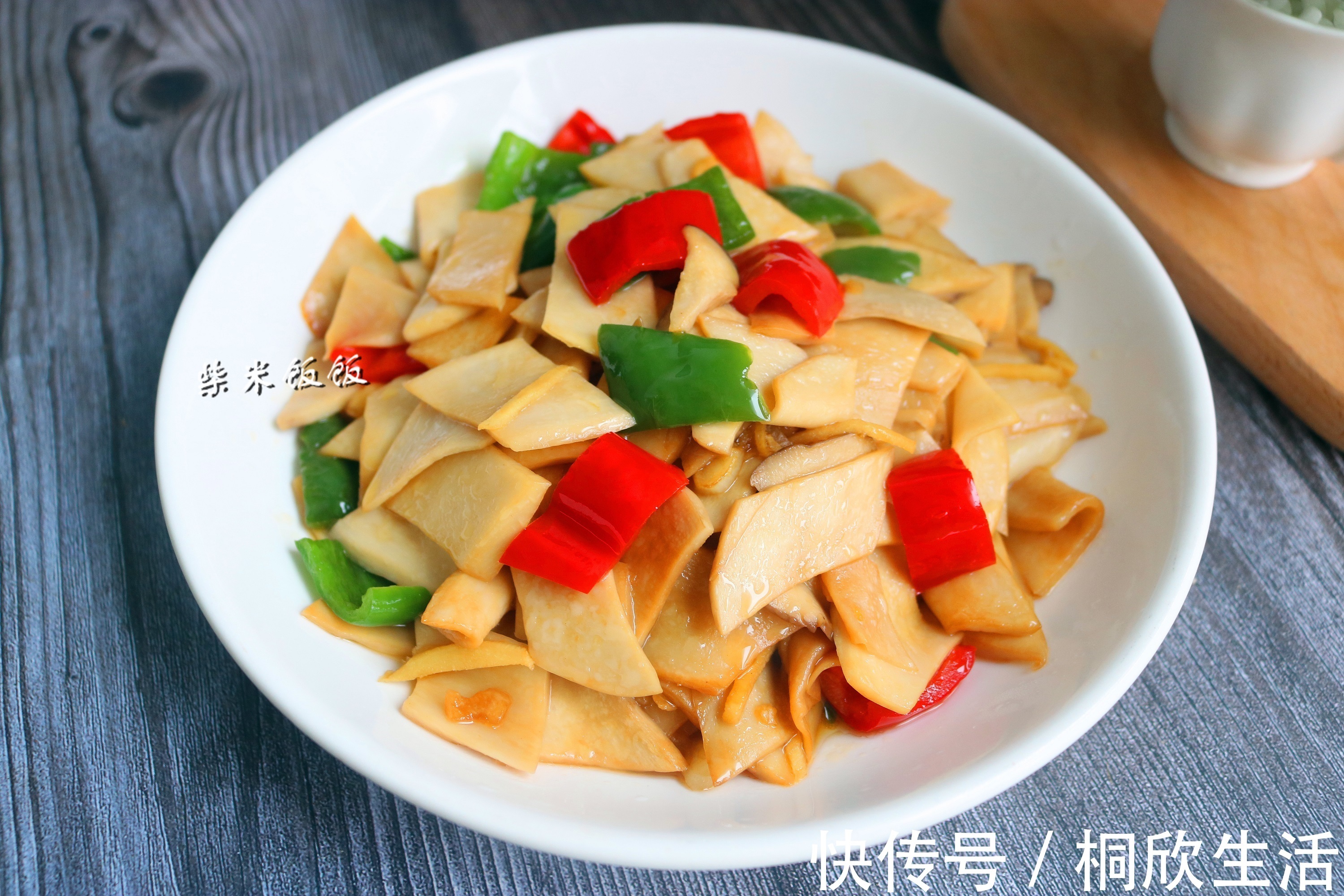 鲜香|杏鲍菇这样炒，不放肉也鲜香，我家两天炒一次，上桌就光盘