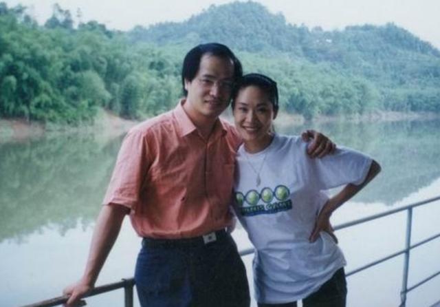 伤心|她是著名歌唱家,因丈夫出轨伤心过度摔下楼梯,后网恋遇现任丈夫