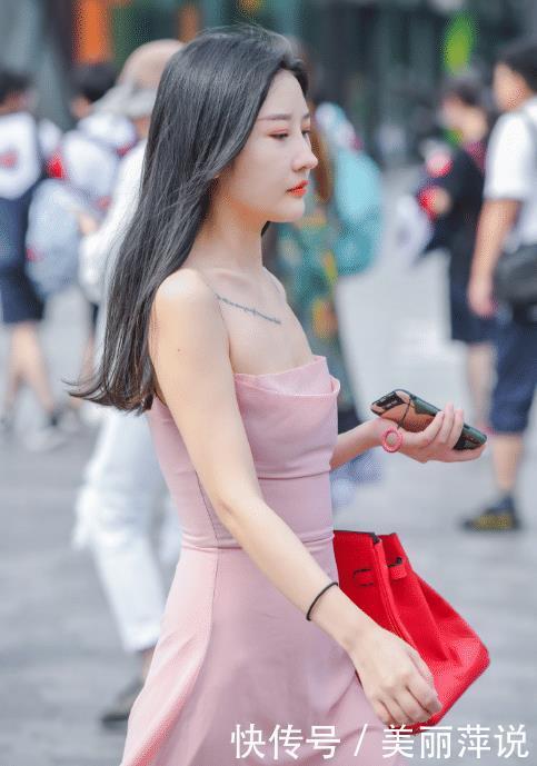 美女街拍肤白貌美的小姐姐,穿搭粉色抹胸连衣裙,尽显仙女般的好气质