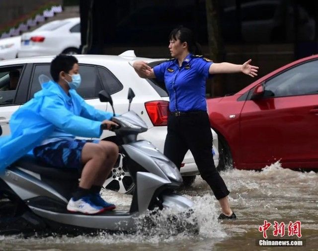 中国人|暴雨之中，谁是真的英雄？平凡的人们给我最多感动……