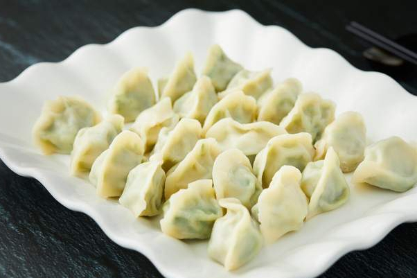 调韭菜馅,关键1步要牢记,韭菜翠绿不出水,包出的饺子鲜美好吃