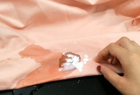 床单上再顽固的血渍，用它一洗就掉，不留一点污痕，太实用了