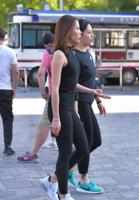  时尚|街拍：时尚御姐无袖上衣紧身裤，时尚有范回头率高