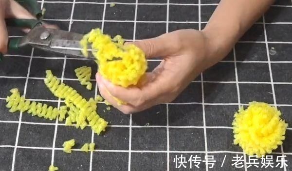 水果网套别乱扔,这样剪一剪就能变废为宝,小孩看了都抢着玩