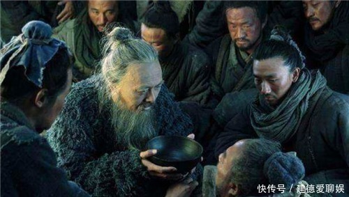 他名气比孔子大，弟子比孔子多，孔子上位后却杀了他，名字很耳熟