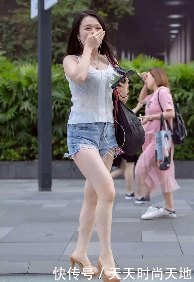 夏季|短裤搭配“高腰袜”时髦又减龄颠覆以往穿搭组合！