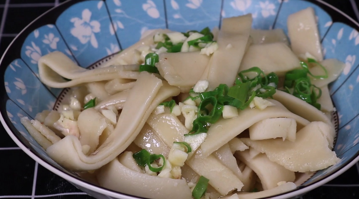 一碗面粉倒进滚烫开水中，瞬间变美味，好多人没吃过，高手在民间