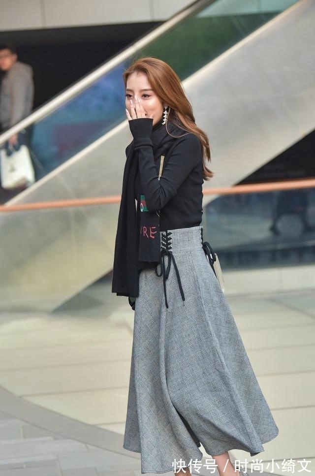 洋气 半身裙搭配一件针织上衣,保暖洋气又精致,是不错的选择