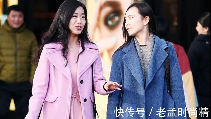 美少妇 街拍: 一对打扮时尚的成熟美少妇, 气质很知性, 谈吐很有雅致之美