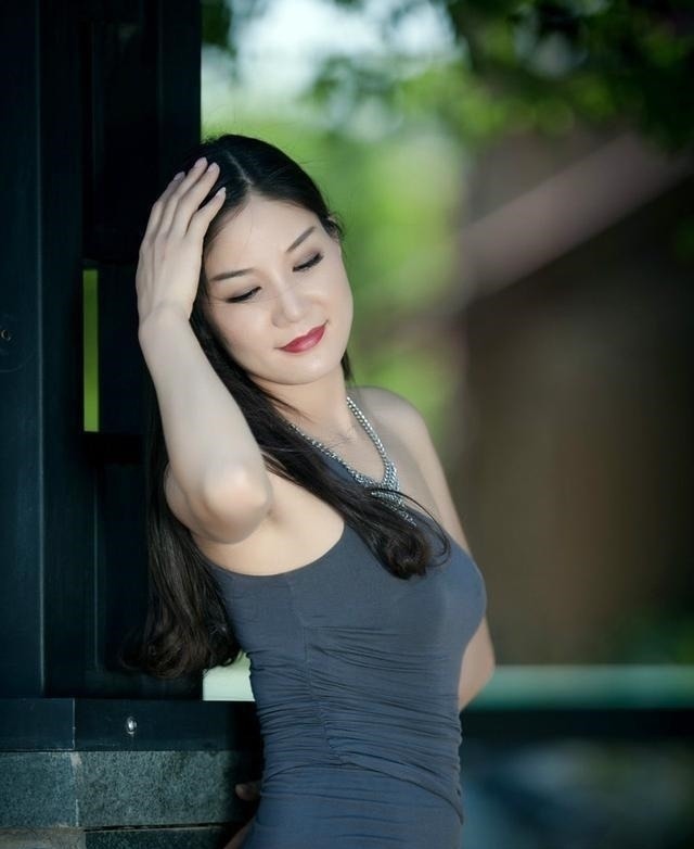 时髦 四十岁的美女有30多号男人追求她，打扮时髦是绝招