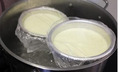 蒸蛋糕的时候,蛋糕涨起来,拿出来就凹下去,是怎么回事呢?