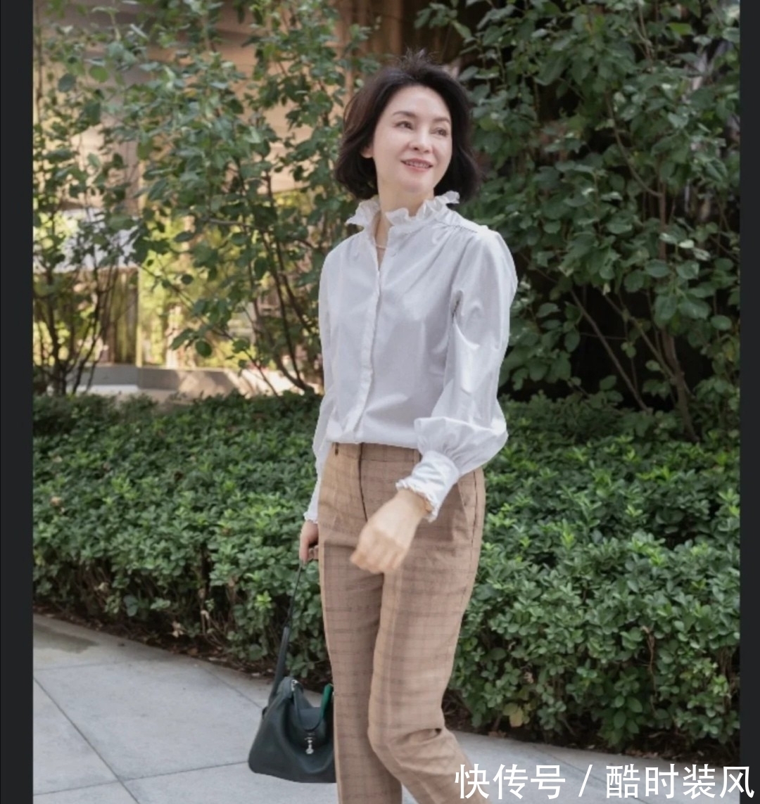 穿搭 她才是50岁+妈妈们的穿衣榜样!自然真实不扮嫩,得体大方有气质