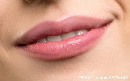 嘴唇干裂起皮,舔一舔?当心“舔”出唇炎!