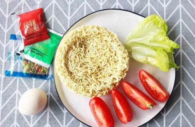 煮泡面时,先放料包还是面饼顺序做不对,难怪油水大还不好吃