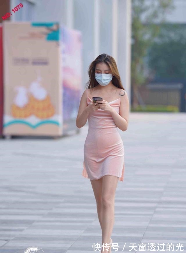 连衣裙 美女一袭简约的连衣裙,搭配风格要追求别具一格,走在街头