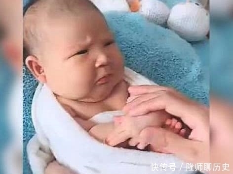 宝宝去拍“满月照”,不情愿的小表情太可爱,仿佛全身都在拒绝