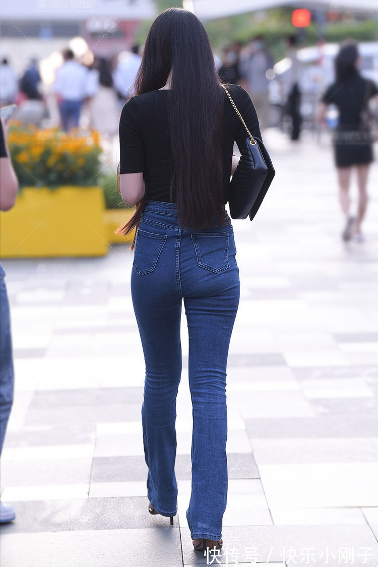 时尚 黑色上衣配紧身拖地牛仔裤,时尚潮流又大方,展现好身材