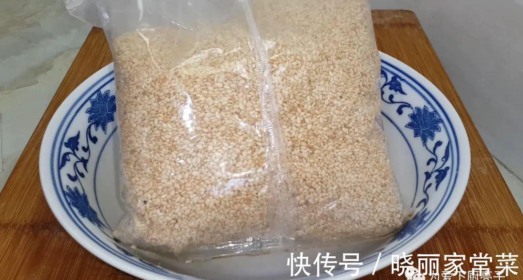 松软|芝麻饼干新做法,锅里一烙,松软香甜不加油,没烤箱也能一次成功