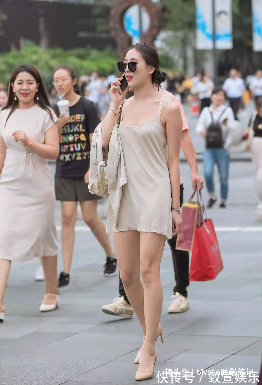 小姐姐 非常温柔显气质的穿搭,米白色吊带裙+开衫,让你轻轻度过一周哦