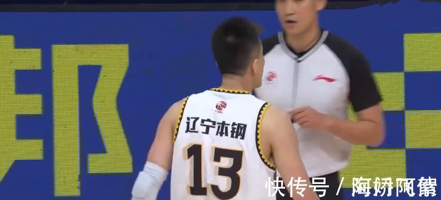 驅(qū)逐|郭艾倫被驅(qū)逐惹大爭(zhēng)議,裁判水平再被質(zhì)疑,球迷:為何不敢回放?