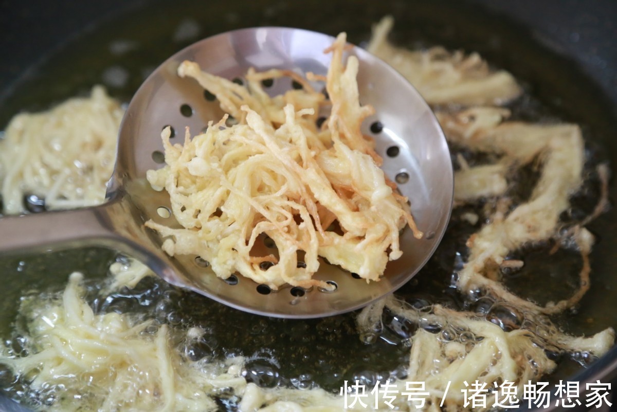 酥脆|金针菇裹上面粉在油锅中炸一炸，酥脆可口，越吃越香