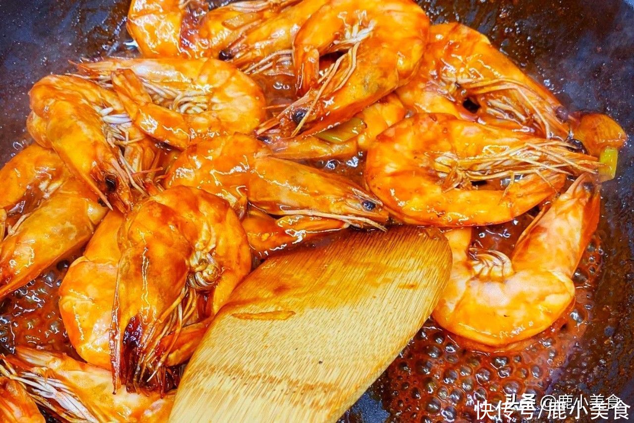 油焖酱汁|做油焖大虾，别直接下锅焖！谨记“3要点”，酱香鲜嫩，Q弹多汁