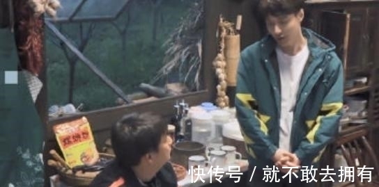 造型师|何炅在《拜托了》曝张艺兴料,称自带造型师来蘑菇屋,理由很搞笑