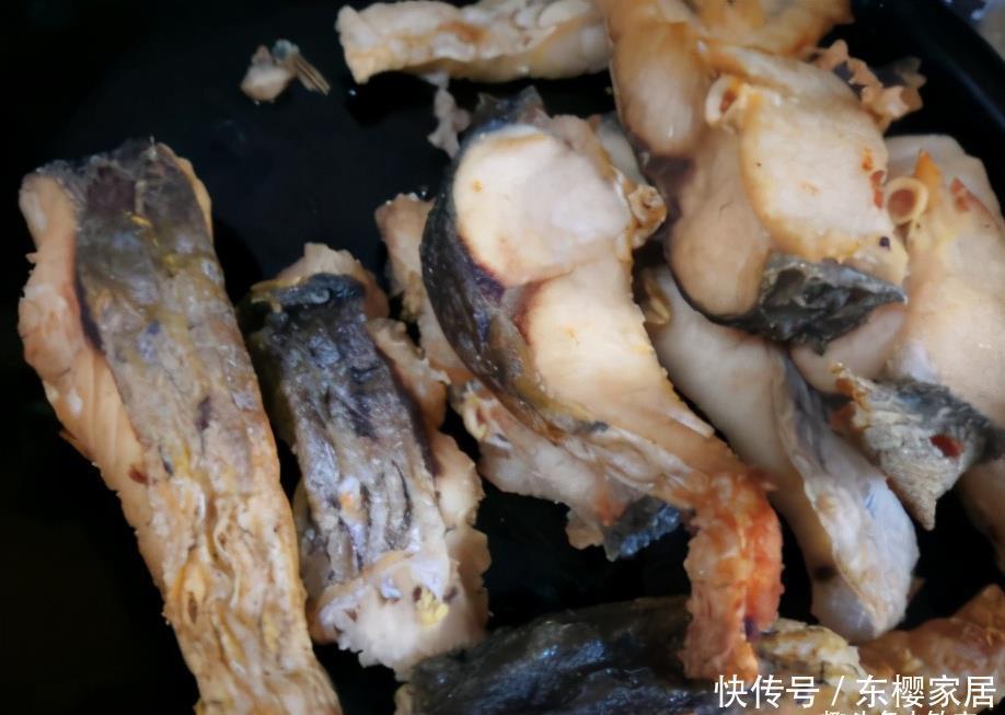 豆腐片|草鱼我家从不清蒸，放鸡蛋液里裹一裹，出锅解馋过瘾，连汤也不剩