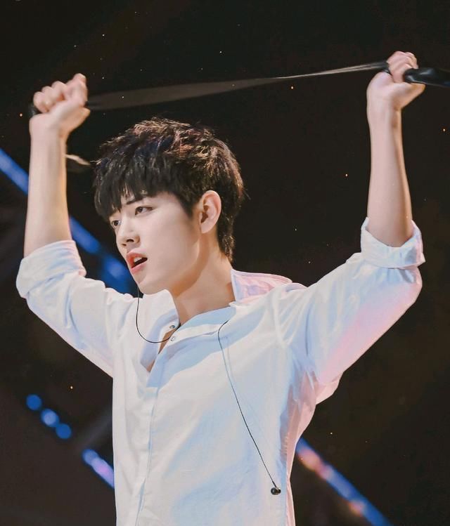 不出意外的话,今年的东方卫视跨年将会成最大赢家,因为肖战来了