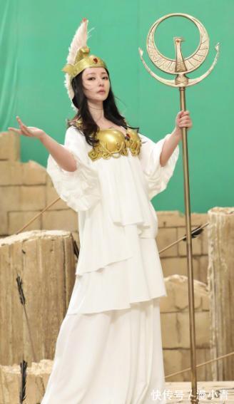 好身材|柳岩金发cos雅典娜,美艳脱俗,性感妩媚,大秀S型好身材