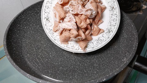 肥肠这样做，味道才叫香，肥而不腻，香辣解馋，看着就有食欲