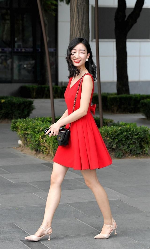 街拍:美女字母裙搭配针织衫,穿着呈现出唯美的姿态,优雅大方