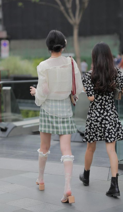 年轻女孩穿格纹裙,试试维希格纹+蕾丝花边袜,彰显青春之美