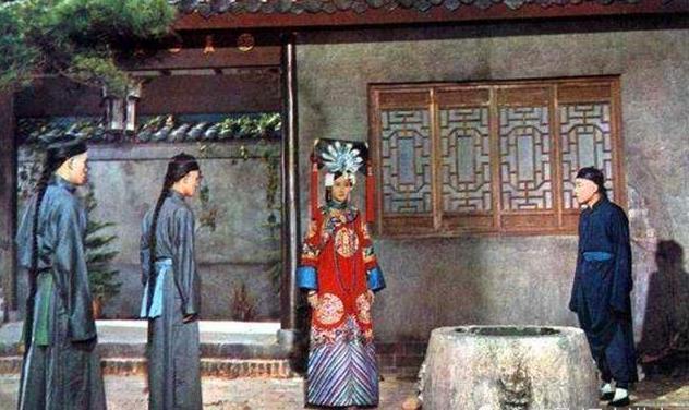  地下沟|清朝灭亡后，很多珠宝都被扔进了故宫的深井里，为何没有人去打捞