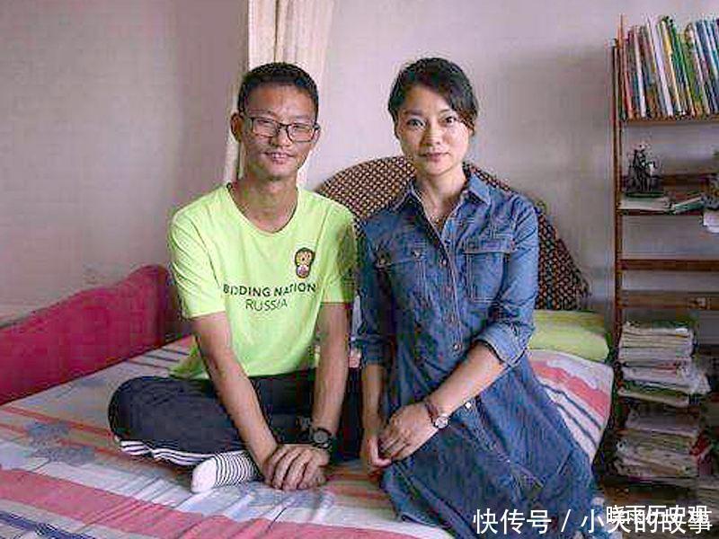 王恒杰高考结束后当众跪谢母亲，放弃985名校后，他如今怎样