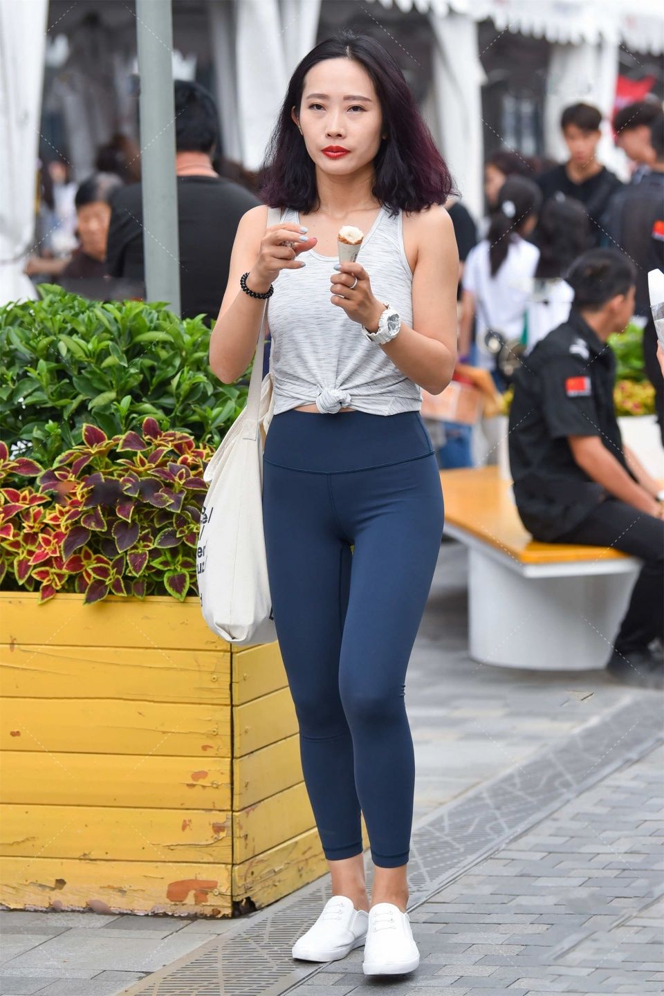 背心搭配健美裤，简单大气，又不失时尚感，更显独特气质